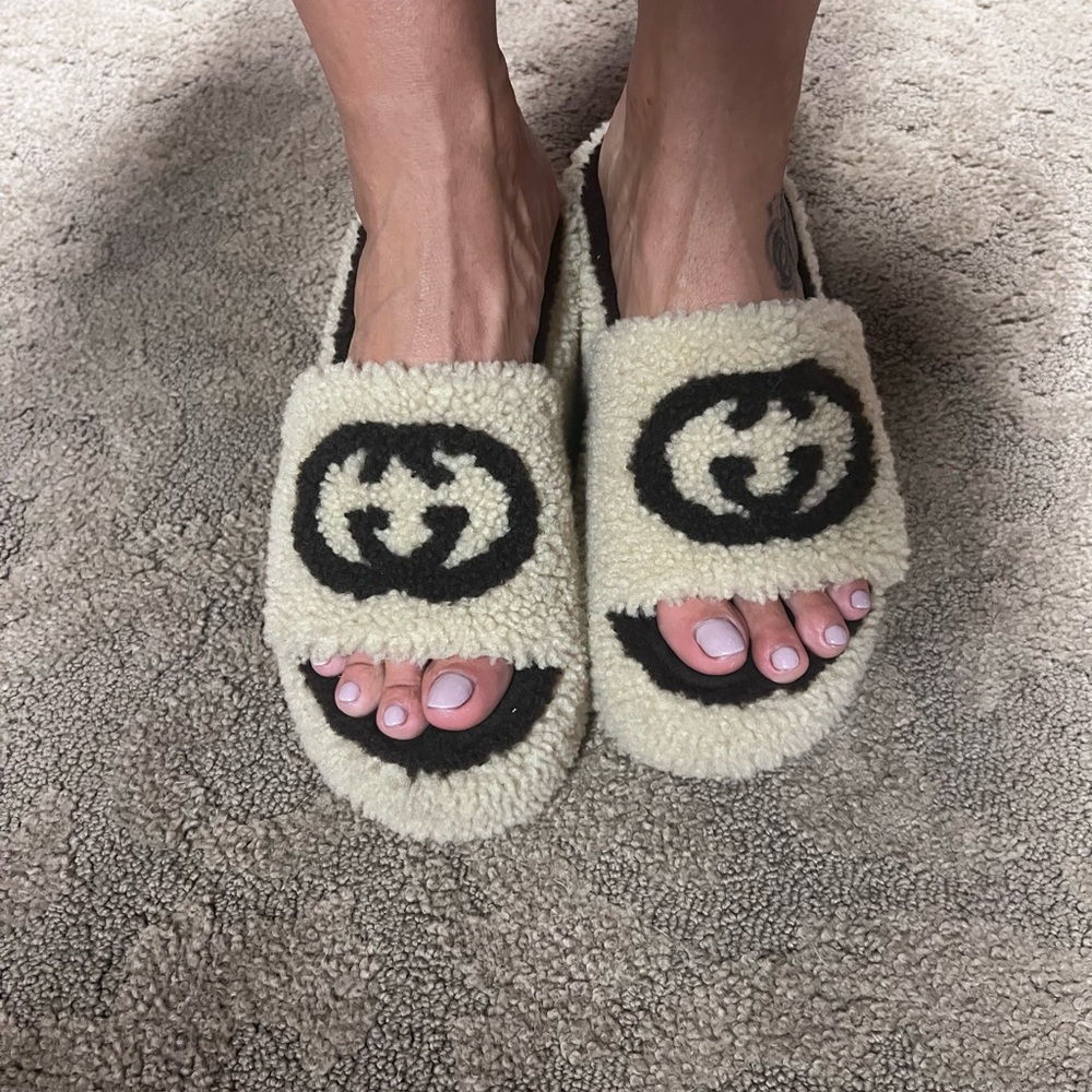 Iconic Gucci Sherpa Slides - Picture 3 of 5